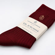 Club Socks No. 1 in Burgundy, gefaltet mit Banderole, gesticktes Locher & Landwehr Wappen