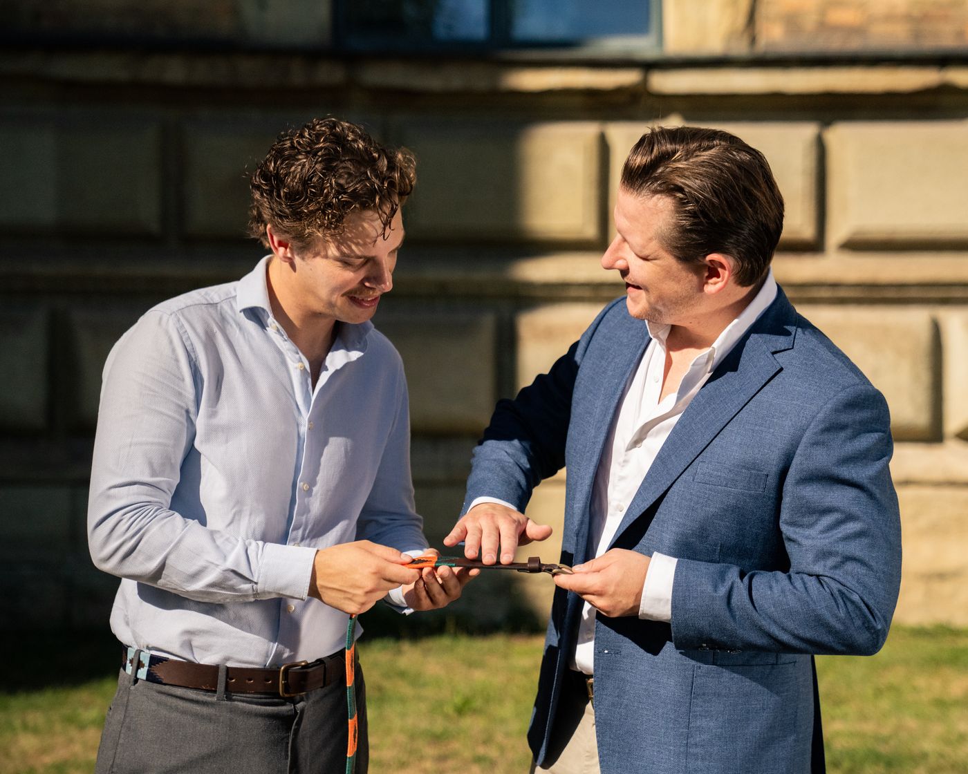 Sebastian Locher und Philipp Landwehr begutachten einen Gürtel