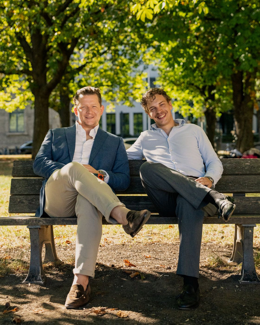 Sebastian Locher und Philipp Landwehr auf einer Bank