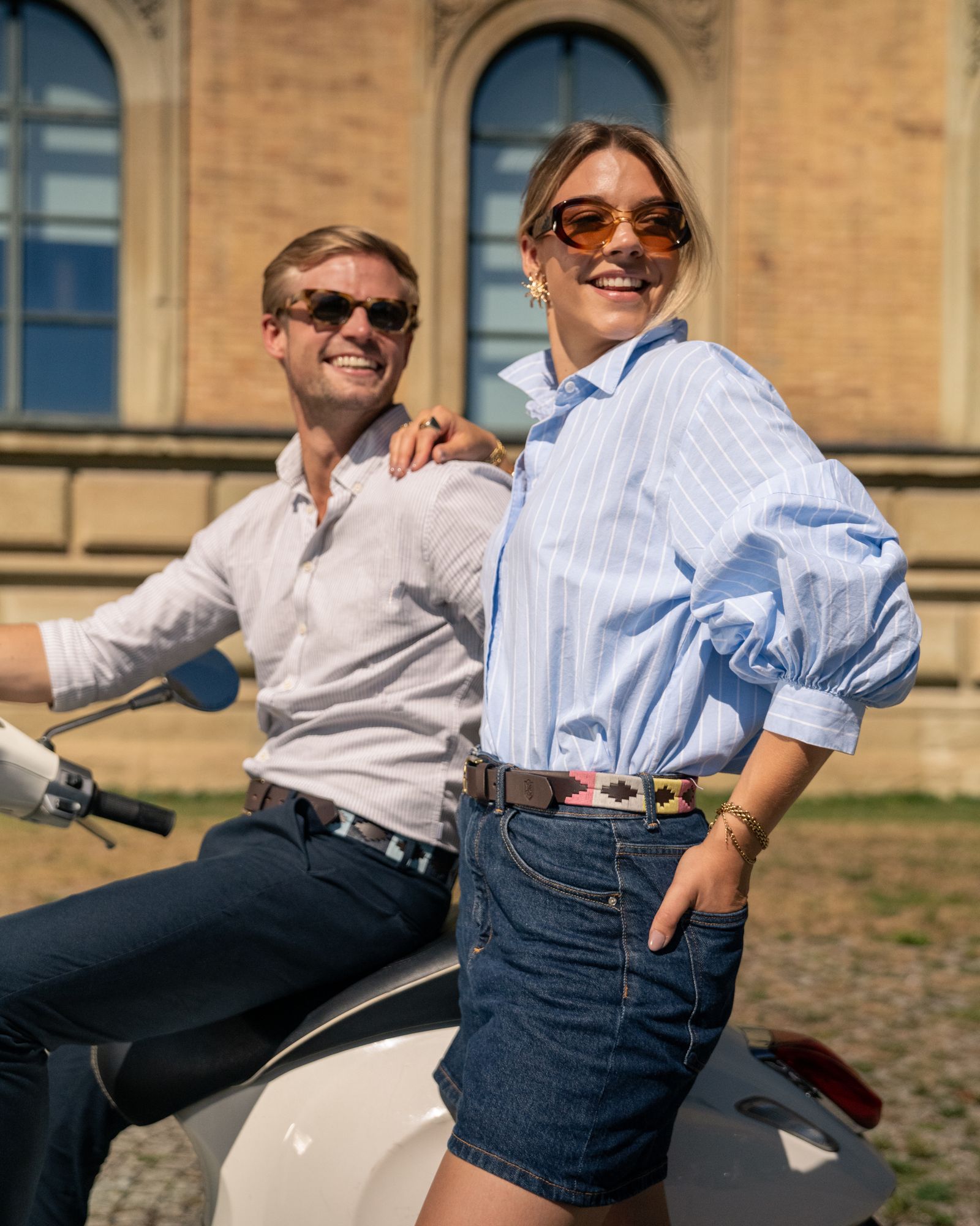 Auf der Vespa, der Gürtel zum Jeansrock