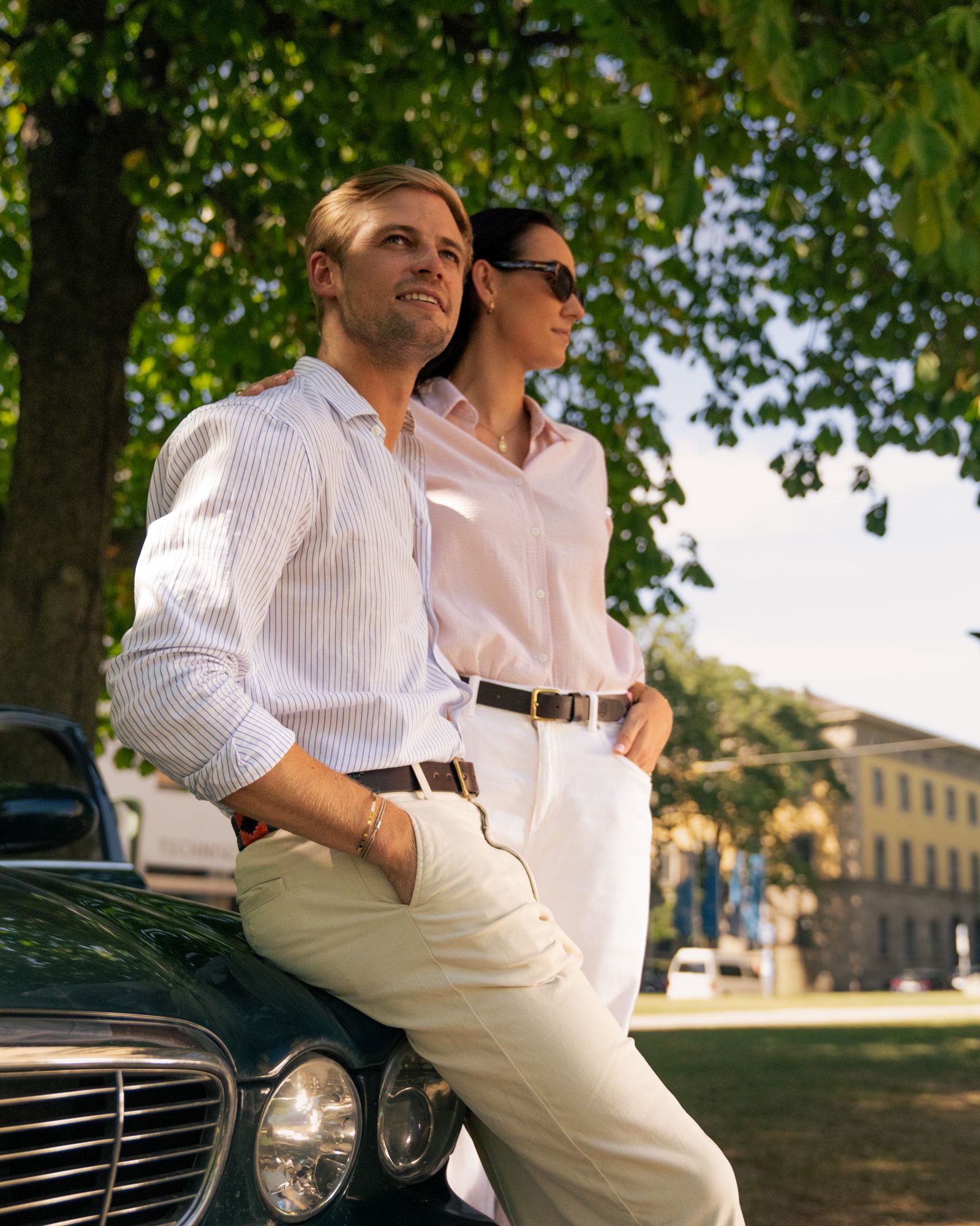 Am Oldtimer, der Gürtel zur beigen Hose