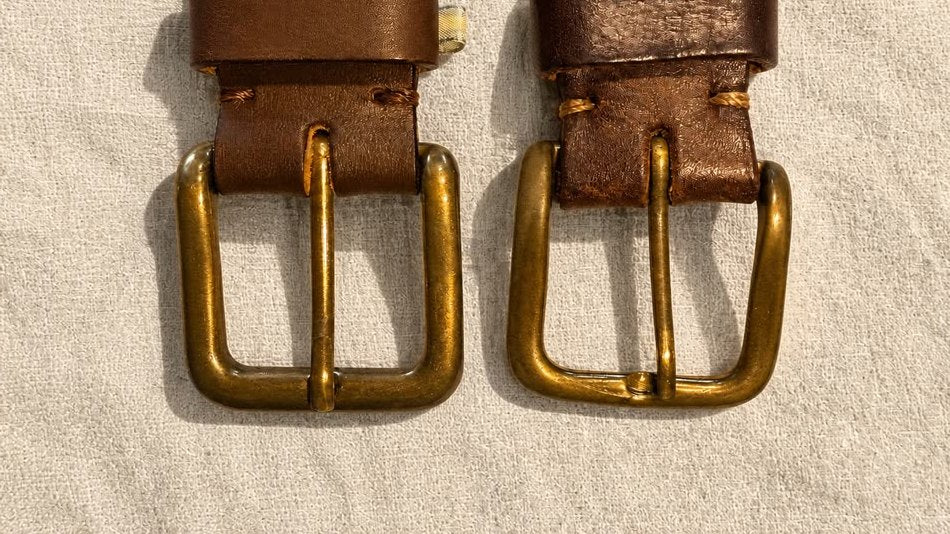 Zwei Messingschnallen nebeneinander — links neu, rechts mit Patina